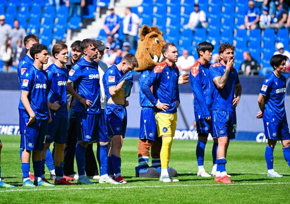Marvin Wanitzek (Karlsruher SC), Robin Himmelmann (Karlsruher SC), Fabian Schleusener (Karlsruher SC), Philipp Foerster (Karlsruher SC), Dzenis Burnic (Karlsruher SC) und Louey Ben Farhat (Karlsruher SC) sind niedergeschlagen nach dem Spiel der 2. Bundesliga zwischen dem Karlsruher SC und Hannover 96 im BBBank Wildpark am 25. April 2026 in Karlsruhe, Deutschland. (Foto von Silas Schüller DeFodi Images) +++ Marvin Wanitzek (Karlsruher SC), Robin Himmelmann (Karlsruher SC), Fabian Schleusener (Karlsruher SC), Philipp Foerster (Karlsruher SC), Dzenis Burnic (Karlsruher SC) und Louey Ben Farhat (Karlsruher SC) are dejected after the 2. Bundesliga match between Karlsruher SC and Hannover 96 at BBBank Wildpark on April 25, 2026 in Karlsruhe, Germany. (Photo by Silas Schüller DeFodi Images) DFB DFL REGULATIONS PROHIBIT ANY USE OF PHOTOGRAPHS AS IMAGE SEQUENCES AND OR QUASI-VIDEO.