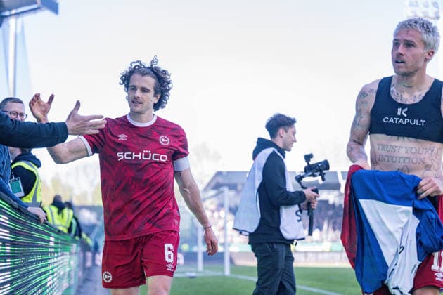 25.04.2026, Fussball, 2. Bundesliga, 31. Spieltag Saison 2025 2026, Preußen Münster - DSC Arminia Bielefeld, Die Spieler von Arminia Bielefeld freuen sich über den Sieg, Mael Corboz (DSC Arminia Bielefeld), Joel Grodowski (DSC Arminia Bielefeld) xRHR-FOTO TKx