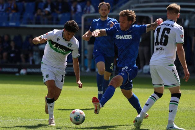 25.04.2026, xrekx, Fussball 2.Bundesliga, Karlsruher SC - Hannover 96 v.l. Husseyn Chakroun (Hannover 96) Marcel Franke (Karlsruher SC) Zweikampf, Aktion, action, battle for the ball (DFL DFB REGULATIONS PROHIBIT ANY USE OF PHOTOGRAPHS as IMAGE SEQUENCES and or QUASI-VIDEO) Karlsruhe