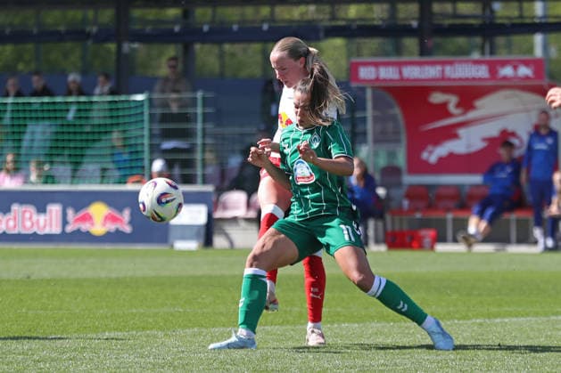 Google Pixel Frauen-Bundesliga, RB Leipzig - SV Werder Bremen; 25.04.2026 Maja Sternad (11, Werder Bremen) blockt gegen Nikoline Dudek (24, RB Leipzig). Fußball, Google Pixel Frauen-Bundesliga, Saison 2025 2026, 23. Spieltag: RB Leipzig vs. SV Werder Bremen am 25.04.2026, Trainingszentrum Cottaweg, Leipzig. DFB REGULATIONS PROHIBIT ANY USE OF PHOTOGRAPHS AS IMAGE SEQUENCES AND OR QUASI-VIDEO. Copyright: xBEAUTIFULxSPORTS JanxKaeferx