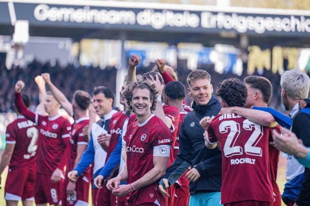 25.04.2026, Fussball, 2. Bundesliga, 31. Spieltag Saison 2025 2026, Preußen Münster - DSC Arminia Bielefeld, Die Spieler von Arminia Bielefeld freuen sich über den Sieg, Mael Corboz (DSC Arminia Bielefeld) xRHR-FOTO TKx