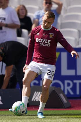 West Ham United v Everton, Premier League Jarrod Bowen of West Ham United warming up prior to the West Ham United v Everton Premier League match at the London Stadium, London, England on 25 April 2026 Credit: Dylan Hepworth Every Second Media Editorial use only. All images are copyright Every Second Media Limited. No images may be reproduced without prior permission. All rights reserved. Premier League and Football League images are subject to licensing agreements with Football DataCo Limited. see https: www.football-dataco.com Copyright: xIMAGO EveryxSecondxMediax ESM-1946-0016 DylanxHepworthx xEveryxSecondxMediax