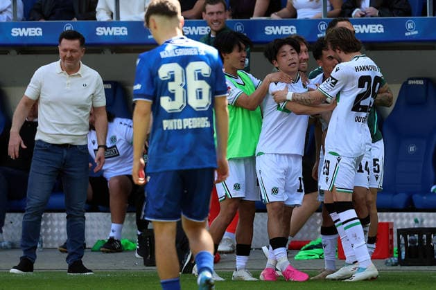 25.04.2026, xrekx, Fussball 2.Bundesliga, Karlsruher SC - Hannover 96 v.l. Torjubel nach dem Tor zum celebrating the goal celebrate 1:3 durch Daisuke Yokota (Hannover 96) (DFL DFB REGULATIONS PROHIBIT ANY USE OF PHOTOGRAPHS as IMAGE SEQUENCES and or QUASI-VIDEO) Karlsruhe