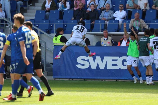 25.04.2026, xrekx, Fussball 2.Bundesliga, Karlsruher SC - Hannover 96 v.l. Torjubel nach dem Tor zum celebrating the goal celebrate 1:3 durch Daisuke Yokota (Hannover 96) (DFL DFB REGULATIONS PROHIBIT ANY USE OF PHOTOGRAPHS as IMAGE SEQUENCES and or QUASI-VIDEO) Karlsruhe