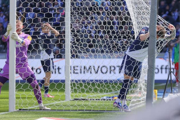 25.04.2025, xtgx, Fussball 2. Bundesliga, Hertha BSC Berlin - Holstein Kiel emspor, v.l. Dawid Kownacki (Hertha, 9) enttaeuscht, enttäuscht, schaut enttaeuscht, niedergeschlagen, disappointed (DFL DFB REGULATIONS PROHIBIT ANY USE OF PHOTOGRAPHS as IMAGE SEQUENCES and or QUASI-VIDEO) Berlin *** 25 04 2025, xtgx, Fußball 2 Bundesliga, Hertha BSC Berlin Holstein Kiel emspor, v l Dawid Kownacki Hertha, 9 enttaeuscht, enttäuscht, schaut enttaeuscht, niedergeschlagen, disappointed DFLB DFB REGULATIONS PROHIBIT ANY USE OF PHOTOGRAPHS as IMAGE SEQUENCES and or QUASI VIDEO Berlin