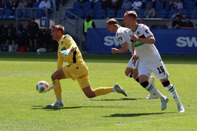25.04.2026, xrekx, Fussball 2.Bundesliga, Karlsruher SC - Hannover 96 v.l. Hans Christian Bernat (Karlsruher SC) nach dem Elfmeter (DFL DFB REGULATIONS PROHIBIT ANY USE OF PHOTOGRAPHS as IMAGE SEQUENCES and or QUASI-VIDEO) Karlsruhe