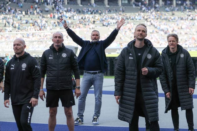 25.04.2025, xtgx, Fussball 2. Bundesliga, Hertha BSC Berlin - Holstein Kiel emspor, v.l. Tim Walter (Kiel, Trainer) Jubel ueber den Sieg, Jubel nach Spielende (DFL DFB REGULATIONS PROHIBIT ANY USE OF PHOTOGRAPHS as IMAGE SEQUENCES and or QUASI-VIDEO) Berlin
