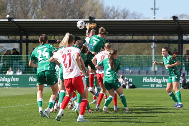 Google Pixel Frauen-Bundesliga, RB Leipzig - SV Werder Bremen; 25.04.2026 Kopfball-Gerangel im Strafraum von Bremen zwischen Annabel Schasching (16, RB Leipzig) und Larissa Mühlhaus (7, Werder Bremen). Fußball, Google Pixel Frauen-Bundesliga, Saison 2025 2026, 23. Spieltag: RB Leipzig vs. SV Werder Bremen am 25.04.2026, Trainingszentrum Cottaweg, Leipzig. DFB REGULATIONS PROHIBIT ANY USE OF PHOTOGRAPHS AS IMAGE SEQUENCES AND OR QUASI-VIDEO. Copyright: xBEAUTIFULxSPORTS JanxKaeferx
