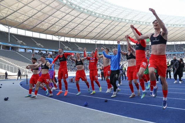 25.04.2025, xtgx, Fussball 2. Bundesliga, Hertha BSC Berlin - Holstein Kiel emspor, v.l. Kiel Jubel ueber den Sieg, Jubel nach Spielende (DFL DFB REGULATIONS PROHIBIT ANY USE OF PHOTOGRAPHS as IMAGE SEQUENCES and or QUASI-VIDEO) Berlin
