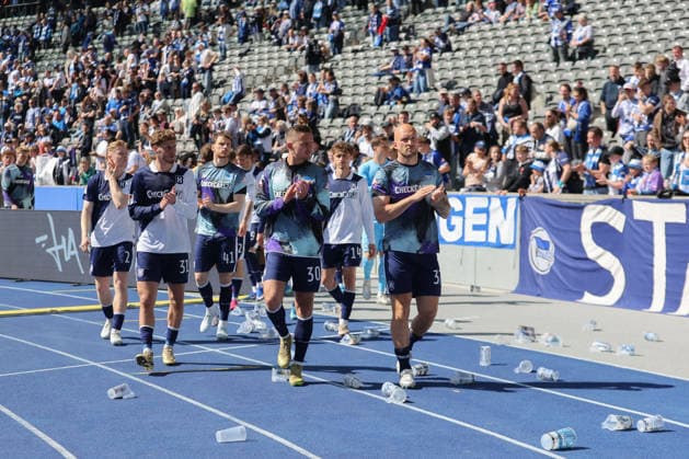 25.04.2025, xtgx, Fussball 2. Bundesliga, Hertha BSC Berlin - Holstein Kiel emspor, v.l. Hertha Bedankt sich bei den Fans enttaeuscht, enttäuscht, schaut enttaeuscht, niedergeschlagen, disappointed (DFL DFB REGULATIONS PROHIBIT ANY USE OF PHOTOGRAPHS as IMAGE SEQUENCES and or QUASI-VIDEO) Berlin