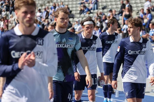 25.04.2025, xtgx, Fussball 2. Bundesliga, Hertha BSC Berlin - Holstein Kiel emspor, v.l. Hertha um Fabian Reese (Hertha, 11) Bedankt sich bei den Fans enttaeuscht, enttäuscht, schaut enttaeuscht, niedergeschlagen, disappointed (DFL DFB REGULATIONS PROHIBIT ANY USE OF PHOTOGRAPHS as IMAGE SEQUENCES and or QUASI-VIDEO) Berlin