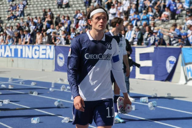 25.04.2025, xtgx, Fussball 2. Bundesliga, Hertha BSC Berlin - Holstein Kiel emspor, v.l. Hertha um Fabian Reese (Hertha, 11) Bedankt sich bei den Fans enttaeuscht, enttäuscht, schaut enttaeuscht, niedergeschlagen, disappointed (DFL DFB REGULATIONS PROHIBIT ANY USE OF PHOTOGRAPHS as IMAGE SEQUENCES and or QUASI-VIDEO) Berlin