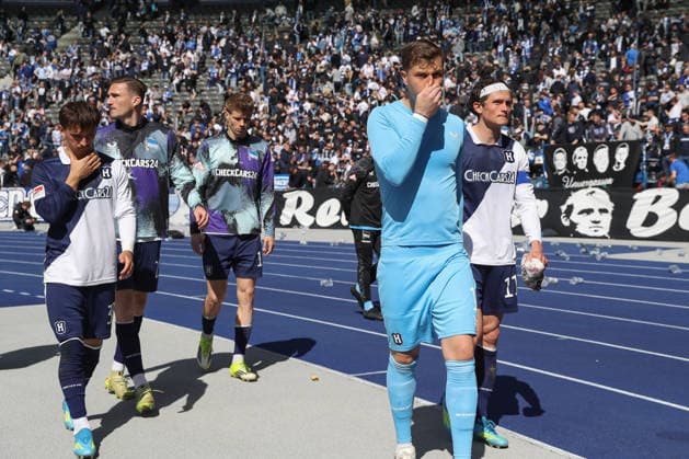 25.04.2025, xtgx, Fussball 2. Bundesliga, Hertha BSC Berlin - Holstein Kiel emspor, v.l. Hertha um Tjark Ernst (Hertha, 1) und Fabian Reese (Hertha, 11) enttaeuscht, enttäuscht, schaut enttaeuscht, niedergeschlagen, disappointed (DFL DFB REGULATIONS PROHIBIT ANY USE OF PHOTOGRAPHS as IMAGE SEQUENCES and or QUASI-VIDEO) Berlin