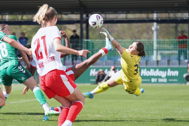 Google Pixel Frauen-Bundesliga, RB Leipzig - SV Werder Bremen; 25.04.2026 Torwart Mariella El Sherif (39, Werder Bremen) klärt gegen Delice Boboy (17, RB Leipzig). Fußball, Google Pixel Frauen-Bundesliga, Saison 2025 2026, 23. Spieltag: RB Leipzig vs. SV Werder Bremen am 25.04.2026, Trainingszentrum Cottaweg, Leipzig. DFB REGULATIONS PROHIBIT ANY USE OF PHOTOGRAPHS AS IMAGE SEQUENCES AND OR QUASI-VIDEO. Copyright: xBEAUTIFULxSPORTS JanxKaeferx