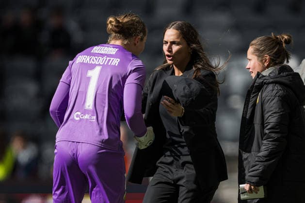 260425 Goalkeeper Fanney Birkisdottir and coach Elena Sadiku of Häcken during the UEFA Women s Europa Cup final match leg 1 between Hammarby and Häcken on April 25, 2026 in Stockholm. Photo: Jonathan Näckstrand BILDBYRAN COP 94 JN0267 fotboll football soccer fotball europa cup hammarby häcken uefa womens europa cup dam bbeng Copyright: JONATHANxNÄCKSTRAND BB260425JN023