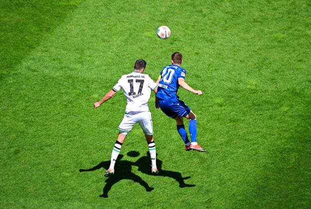 Bastian Allgeier (Hannover 96) und Marvin Wanitzek (Karlsruher SC) im Zweikampf bei einem Kopfballduell waehrend des Spiels der 2. Bundesliga zwischen dem Karlsruher SC und Hannover 96 im BBBank Wildpark am 25. April 2026 in Karlsruhe, Deutschland. (Foto von Silas Schüller DeFodi Images) +++ Bastian Allgeier (Hannover 96) and Marvin Wanitzek (Karlsruher SC) battle for the ball during the 2. Bundesliga match between Karlsruher SC and Hannover 96 at BBBank Wildpark on April 25, 2026 in Karlsruhe, Germany. (Photo by Silas Schüller DeFodi Images) DFB DFL REGULATIONS PROHIBIT ANY USE OF PHOTOGRAPHS AS IMAGE SEQUENCES AND OR QUASI-VIDEO. (Photo by Silas Schueller DeFodi Images) -