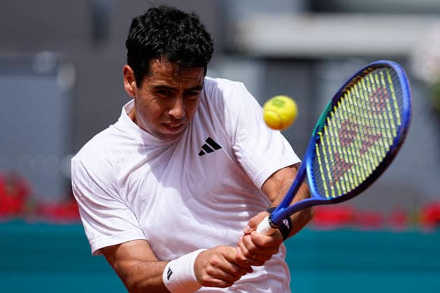 April 25, 2026, Madrid, Madrid, Spain: Jaume Munar of Spain plays against Casper Ruud of Norway during the Mutua Madrid Open 2026, ATP, Tennis Herren Masters 1000 and WTA, Tennis Damen 1000, at La Caja Magica on April 25, 2026 in Madrid, Spain. Mutua Madrid Open 2026 - Day 6 - ZUMAa181 20260425_zaa_a181_068 Copyright: xOscarxJ.xBarrosox