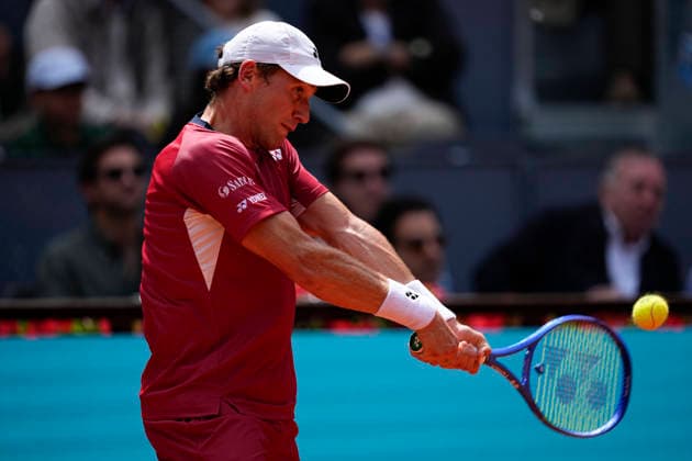 April 25, 2026, Madrid, Madrid, Spain: Casper Ruud of Norway plays against Jaume Munar of Spain during the Mutua Madrid Open 2026, ATP, Tennis Herren Masters 1000 and WTA, Tennis Damen 1000, at La Caja Magica on April 25, 2026 in Madrid, Spain. Madrid Spain - ZUMAa181 20260425_zaa_a181_063 Copyright: xOscarxJ.xBarrosox