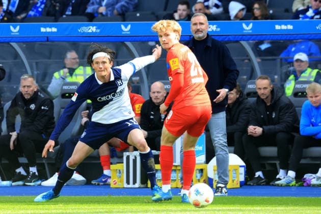 DEU, DFL, 2. FBL, Hertha BSC vs. Holstein Kiel, 25.04.2026, Berliner Olympiastadion, Berlin, DEU, DFL, 2. FBL, Hertha BSC vs. Holstein Kiel, im Bild Fabian Reese (Hertha BSC Berlin 11), Niklas Niehoff (Holstein Kiel 29), Cheftrainer TIM WALTER (Holstein Kiel) DFL - regulations prohibit any use of Photographs as image sequences and or quasi-video