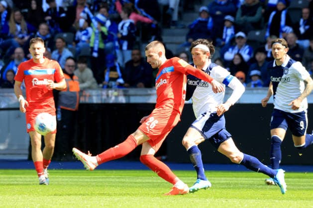 DEU, DFL, 2. FBL, Hertha BSC vs. Holstein Kiel, 25.04.2026, Berliner Olympiastadion, Berlin, DEU, DFL, 2. FBL, Hertha BSC vs. Holstein Kiel, im Bild Michael Cuisance (Hertha BSC Berlin 10), David Zec (Holstein Kiel 26) DFL - regulations prohibit any use of Photographs as image sequences and or quasi-video