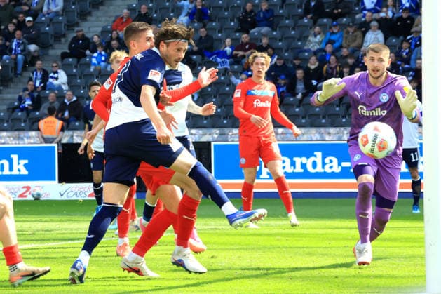 DEU, DFL, 2. FBL, Hertha BSC vs. Holstein Kiel, 25.04.2026, Berliner Olympiastadion, Berlin, DEU, DFL, 2. FBL, Hertha BSC vs. Holstein Kiel, im Bild Dawid Kownacki (Hertha BSC Berlin 9), Timon Weiner (Holstein Kiel 1) DFL - regulations prohibit any use of Photographs as image sequences and or quasi-video