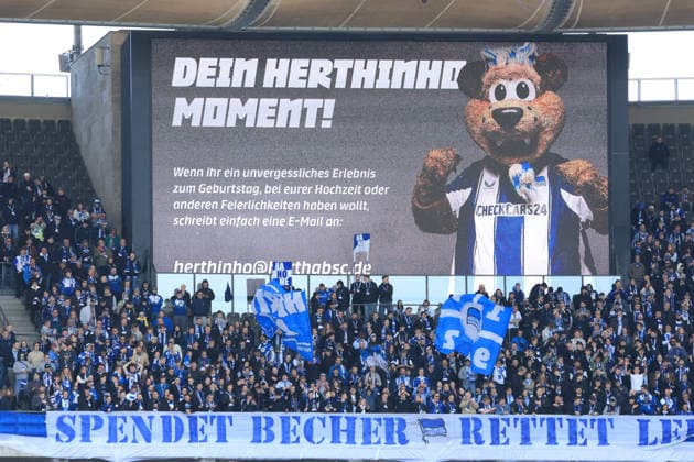 DEU, DFL, 2. FBL, Hertha BSC vs. Holstein Kiel, 25.04.2026, Berliner Olympiastadion, Berlin, DEU, DFL, 2. FBL, Hertha BSC vs. Holstein Kiel, im Bild Becher spenden DFL - regulations prohibit any use of Photographs as image sequences and or quasi-video