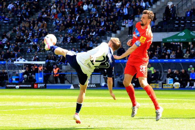 DEU, DFL, 2. FBL, Hertha BSC vs. Holstein Kiel, 25.04.2026, Berliner Olympiastadion, Berlin, DEU, DFL, 2. FBL, Hertha BSC vs. Holstein Kiel, im Bild Marten Winkler (Hertha BSC Berlin 22), JONAS MEFFERT (Holstein Kiel 28) DFL - regulations prohibit any use of Photographs as image sequences and or quasi-video