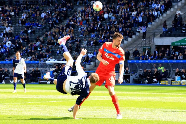 DEU, DFL, 2. FBL, Hertha BSC vs. Holstein Kiel, 25.04.2026, Berliner Olympiastadion, Berlin, DEU, DFL, 2. FBL, Hertha BSC vs. Holstein Kiel, im Bild Marten Winkler (Hertha BSC Berlin 22), JONAS MEFFERT (Holstein Kiel 28) DFL - regulations prohibit any use of Photographs as image sequences and or quasi-video