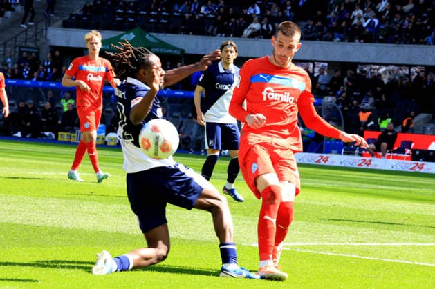 DEU, DFL, 2. FBL, Hertha BSC vs. Holstein Kiel, 25.04.2026, Berliner Olympiastadion, Berlin, DEU, DFL, 2. FBL, Hertha BSC vs. Holstein Kiel, im Bild Deyovaisio Zeefuik (Hertha BSC Berlin 42), David Zec (Holstein Kiel 26) DFL - regulations prohibit any use of Photographs as image sequences and or quasi-video