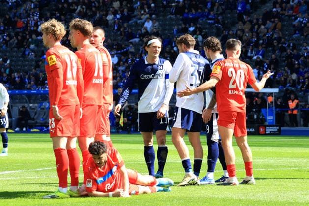 DEU, DFL, 2. FBL, Hertha BSC vs. Holstein Kiel, 25.04.2026, Berliner Olympiastadion, Berlin, DEU, DFL, 2. FBL, Hertha BSC vs. Holstein Kiel, im Bild Freistoss, Kieler-Spieler, Hertha-Spielerkreis, Fabian Reese (Hertha BSC Berlin 11), Marton Dardai (Hertha BSC Berlin 31) DFL - regulations prohibit any use of Photographs as image sequences and or quasi-video