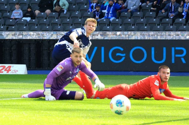 DEU, DFL, 2. FBL, Hertha BSC vs. Holstein Kiel, 25.04.2026, Berliner Olympiastadion, Berlin, DEU, DFL, 2. FBL, Hertha BSC vs. Holstein Kiel, im Bild Luca Schuler (Hertha BSC Berlin 18), Timon Weiner (Holstein Kiel 1), Marko Ivetic (Holstein Kiel 6) DFL - regulations prohibit any use of Photographs as image sequences and or quasi-video