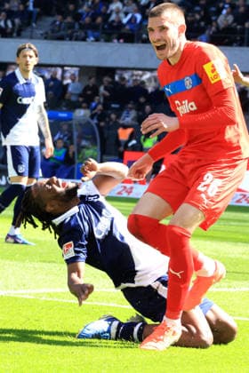 DEU, DFL, 2. FBL, Hertha BSC vs. Holstein Kiel, 25.04.2026, Berliner Olympiastadion, Berlin, DEU, DFL, 2. FBL, Hertha BSC vs. Holstein Kiel, im Bild Deyovaisio Zeefuik (Hertha BSC Berlin 42), David Zec (Holstein Kiel 26) DFL - regulations prohibit any use of Photographs as image sequences and or quasi-video