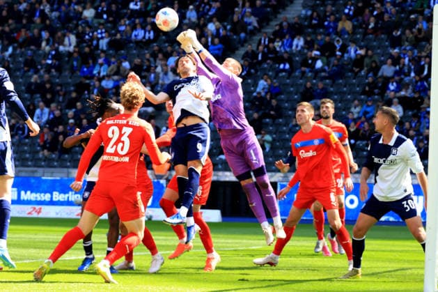 DEU, DFL, 2. FBL, Hertha BSC vs. Holstein Kiel, 25.04.2026, Berliner Olympiastadion, Berlin, DEU, DFL, 2. FBL, Hertha BSC vs. Holstein Kiel, im Bild Dawid Kownacki (Hertha BSC Berlin 9), Timon Weiner (Holstein Kiel 1) DFL - regulations prohibit any use of Photographs as image sequences and or quasi-video