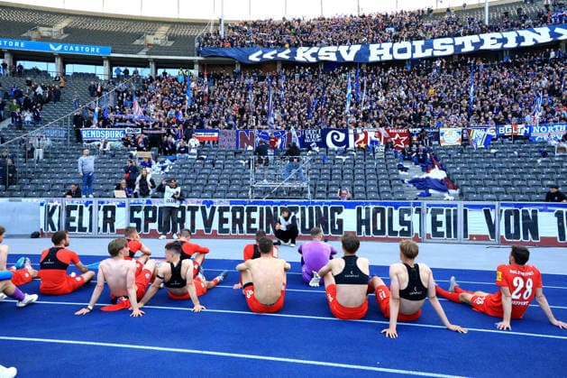 DEU, DFL, 2. FBL, Hertha BSC vs. Holstein Kiel, 25.04.2026, Berliner Olympiastadion, Berlin, DEU, DFL, 2. FBL, Hertha BSC vs. Holstein Kiel, im Bild Kieler-Spieler, Kieler-Fans DFL - regulations prohibit any use of Photographs as image sequences and or quasi-video