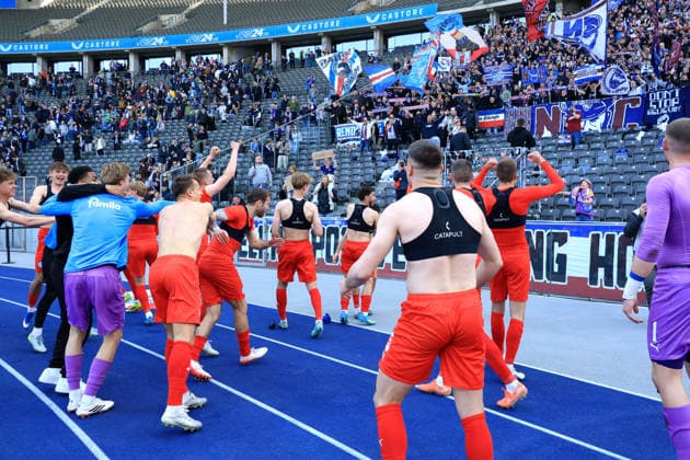 DEU, DFL, 2. FBL, Hertha BSC vs. Holstein Kiel, 25.04.2026, Berliner Olympiastadion, Berlin, DEU, DFL, 2. FBL, Hertha BSC vs. Holstein Kiel, im Bild Kieler-Spieler, Kieler-Fans DFL - regulations prohibit any use of Photographs as image sequences and or quasi-video