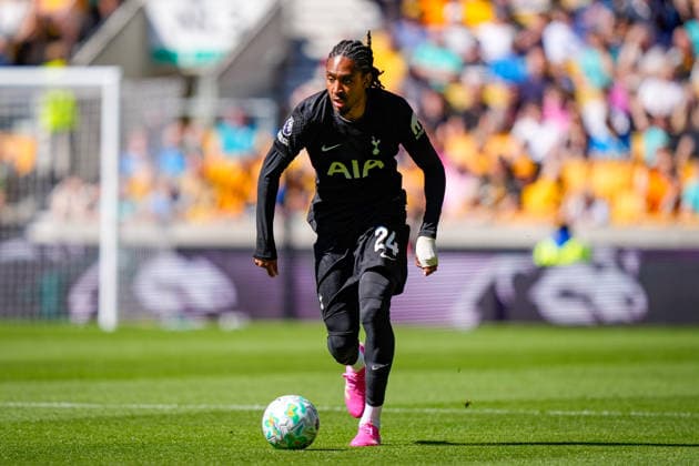Premier League: Wolverhampton Wanderers v Tottenham Hotspur Djed Spence of Tottenham Hotspur makes a run with the ball during the Premier League match Wolverhampton Wanderers vs Tottenham Hotspur at Molineux, Wolverhampton, United Kingdom on 25 April 2026 (Photo by Maynard Manyowa News Images) Wolverhampton Molineux West Midlands United Kingdom Copyright: xMaynardxManyowa NewsxImagesx