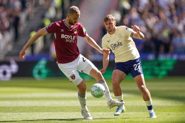 West Ham United v Everton, Premier League TomaÅ¡ SouÄek of West Ham United under pressure from Kiernan Dewsbury-Hall of Everton during the West Ham United v Everton Premier League match at the London Stadium, London, England on 25 April 2026 Credit: Dylan Hepworth Every Second Media Editorial use only. All images are copyright Every Second Media Limited. No images may be reproduced without prior permission. All rights reserved. Premier League and Football League images are subject to licensing agreements with Football DataCo Limited. see https: www.football-dataco.com Copyright: xIMAGO EveryxSecondxMediax ESM-1946-0019 DylanxHepworthx xEveryxSecondxMediax