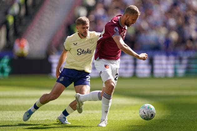 West Ham United v Everton, Premier League TomaÅ¡ SouÄek of West Ham United under pressure from Kiernan Dewsbury-Hall of Everton during the West Ham United v Everton Premier League match at the London Stadium, London, England on 25 April 2026 Credit: Dylan Hepworth Every Second Media Editorial use only. All images are copyright Every Second Media Limited. No images may be reproduced without prior permission. All rights reserved. Premier League and Football League images are subject to licensing agreements with Football DataCo Limited. see https: www.football-dataco.com Copyright: xIMAGO EveryxSecondxMediax ESM-1946-0020 DylanxHepworthx xEveryxSecondxMediax