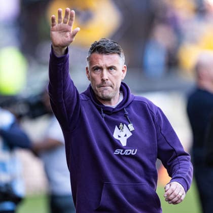 25th April 2026; Molineux Stadium, Wolverhampton, West Midlands, England; Premier League Football, Wolverhampton Wanderers versus Tottenham Hotspur; Wolverhampton Wanderers Head Coach Rob Edwards waves to the fans GodfreyxPitt