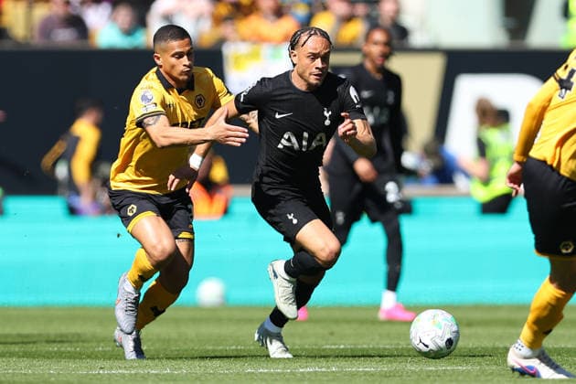 Wolverhampton Wanderers v Tottenham Hotspur, Premier League Joao Gomes of Wolverhampton Wanderers challenges Xavi Simons of Tottenham Hotspur for possession during the Wolverhampton Wanderers v Tottenham Hotspur Premier League match at Molineux Stadium, Wolverhampton, England on 25 April 2026 Credit: Ryan Crockett Every Second Media Editorial use only. All images are copyright Every Second Media Limited. No images may be reproduced without prior permission. All rights reserved. Premier League and Football League images are subject to licensing agreements with Football DataCo Limited. see https: www.football-dataco.com Copyright: xIMAGO EveryxSecondxMediax ESM-1945-0049 RyanxCrockettx xEveryxSecondxMediax
