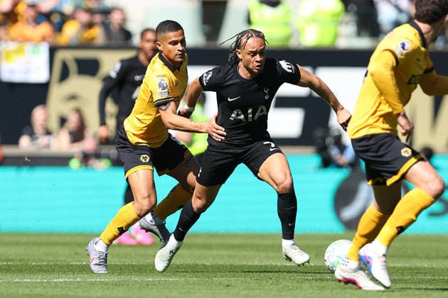 Wolverhampton Wanderers v Tottenham Hotspur, Premier League Joao Gomes of Wolverhampton Wanderers challenges Xavi Simons of Tottenham Hotspur for possession during the Wolverhampton Wanderers v Tottenham Hotspur Premier League match at Molineux Stadium, Wolverhampton, England on 25 April 2026 Credit: Ryan Crockett Every Second Media Editorial use only. All images are copyright Every Second Media Limited. No images may be reproduced without prior permission. All rights reserved. Premier League and Football League images are subject to licensing agreements with Football DataCo Limited. see https: www.football-dataco.com Copyright: xIMAGO EveryxSecondxMediax ESM-1945-0050 RyanxCrockettx xEveryxSecondxMediax
