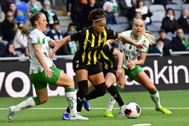 STOCKHOLM, SVERIGE 20260425 Hammarbys Gudrun Arnardottir och Häckens Felicia Schröder och Hammarbys Stina Lennartsson under den första finalmatchen i Europa Cup mellan Hammarby och Häcken pa 3Arena. STOCKHOLM SVERIGE x10030x