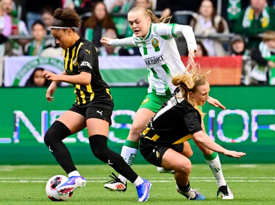 STOCKHOLM, SWEDEN 20260425 Hammarby s Gudrun Arnardottir and Häcken s Felicia Schröder and Hammarby s Stina Lennartsson during the first final match of the European Cup between Hammarby and Häcken at 3Arena. STOCKHOLM SWEDEN x10030x
