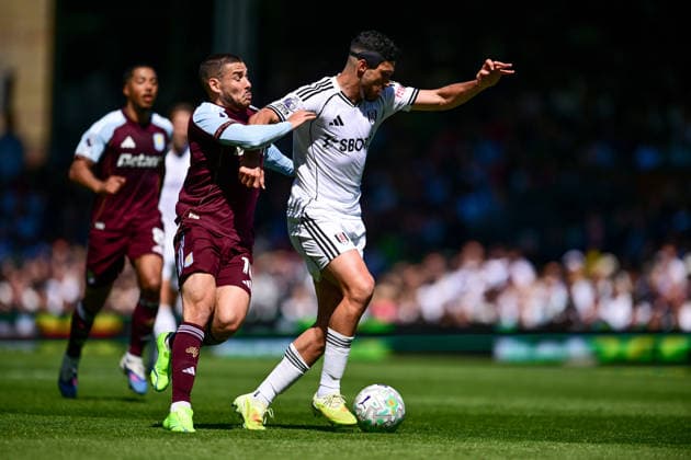 Fulham v Aston Villa, Premier League Aston Villa midfielder Emiliano Buendia (10) gets to grips with Fulham Forward Raul Jiminez (7) during the Premier League match between Fulham and Aston Villa at Craven Cottage, London, UK on 25 April 2026. London Craven Cottage Greater London UK Editorial use only DataCo restrictions apply See www.football-dataco.com , Copyright: xDennisxGoodwinx PSI-24149-0095