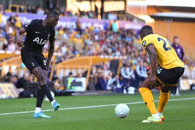 Wolverhampton Wanderers v Tottenham Hotspur, Premier League Randal Kolo Muani of Tottenham Hotspur plays the ball past Toti Gomes of Wolverhampton Wanderers during the Wolverhampton Wanderers v Tottenham Hotspur Premier League match at Molineux Stadium, Wolverhampton, England on 25 April 2026 Credit: Ryan Crockett Every Second Media Editorial use only. All images are copyright Every Second Media Limited. No images may be reproduced without prior permission. All rights reserved. Premier League and Football League images are subject to licensing agreements with Football DataCo Limited. see https: www.football-dataco.com Copyright: xIMAGO EveryxSecondxMediax ESM-1945-0053 RyanxCrockettx xEveryxSecondxMediax