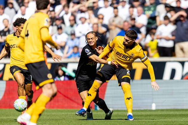 Wolverhampton Wanderers v Tottenham Hotspur, Premier League Tottenham Hotspur midfielder Xavi Simons (7) battles for possession with Wolverhampton Wanderers defender Matt Doherty (2) during the Premier League match between Wolverhampton Wanderers and Tottenham Hotspur at Molineux, Wolverhampton, UK on 25 April 2026. Wolverhampton Molineux West Midlands UK Editorial use only DataCo restrictions apply See www.football-dataco.com , Copyright: xManjitxNarotrax PSI-24154-0011