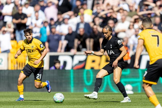 Wolverhampton Wanderers v Tottenham Hotspur, Premier League Tottenham Hotspur midfielder Xavi Simons (7) plays a pass during the Premier League match between Wolverhampton Wanderers and Tottenham Hotspur at Molineux, Wolverhampton, UK on 25 April 2026. Wolverhampton Molineux West Midlands UK Editorial use only DataCo restrictions apply See www.football-dataco.com , Copyright: xManjitxNarotrax PSI-24154-0013