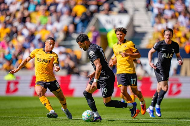 Premier League: Wolverhampton Wanderers v Tottenham Hotspur Dominic Solanke of Tottenham Hotspur goes down after being tackled by Joao Gomes of Wolverhampton Wanderers during the Premier League match Wolverhampton Wanderers vs Tottenham Hotspur at Molineux, Wolverhampton, United Kingdom on 25 April 2026 (Photo by Maynard Manyowa News Images) Wolverhampton Molineux West Midlands United Kingdom Copyright: xMaynardxManyowa NewsxImagesx
