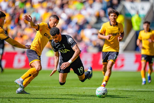 Premier League: Wolverhampton Wanderers v Tottenham Hotspur Dominic Solanke of Tottenham Hotspur goes down after being tackled by Joao Gomes of Wolverhampton Wanderers during the Premier League match Wolverhampton Wanderers vs Tottenham Hotspur at Molineux, Wolverhampton, United Kingdom on 25 April 2026 (Photo by Maynard Manyowa News Images) Wolverhampton Molineux West Midlands United Kingdom Copyright: xMaynardxManyowa NewsxImagesx