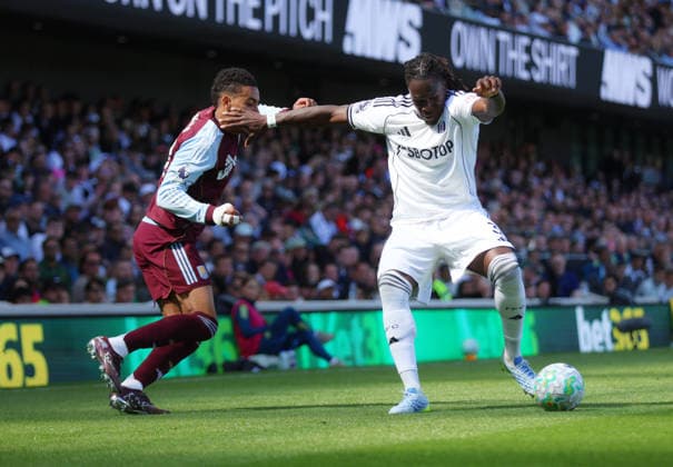 Fulham v Aston Villa, English Premier League, Gtech Community Stadium, Craven Cottage, London, UK - 25 04 2026 Calvin Bassey of Fulham holds off Morgan Rogers of Aston Villa during the Premier League game at Craven Cottage London Craven Cottage London GBR, UK NEWSPAPERS OUT Copyright: xMarkxGreenwoodx